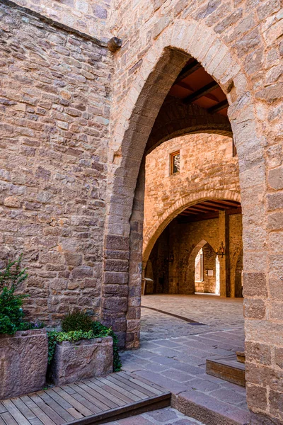 Innenhof in der mittelalterlichen Burg von Cardona in Katalonien, Spanien — Stockfoto