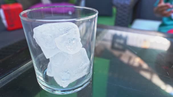 Expresso-Kaffee in ein Glas mit Eiswürfeln gießen — Stockvideo