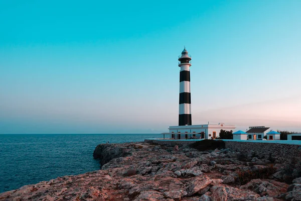 Le phare du Cap Artrutx sur l'île méditerranéenne espagnole de Minorque. Sarcelle et vue orange — Photo
