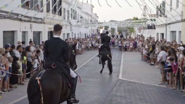 İspanya'nın Minorca adasında ki bir at kutlamaları sırasında atının üzerinde arka arkaya gelen binicilerin yavaş çekim görünümü — Stok video