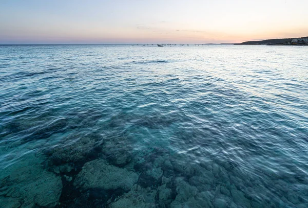 Hora del atardecer en la bahía de Santo Tomás en la isla de Menorca . — Foto de Stock