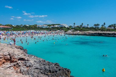 Turkuaz deniz suyu ile güzel plaj, Cala en Bosc, Menorca adası, İspanya
