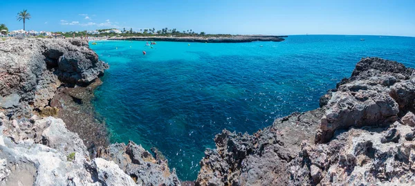 Пляж с бирюзовой морской водой, Кала-эн-Боск, остров Менхенгладбах, Испания — стоковое фото