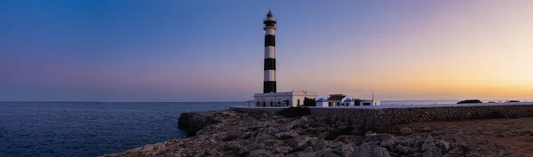 İspanya'nın Akdeniz adası Menorca'daki Cap Artrutx Feneri. — Stok fotoğraf