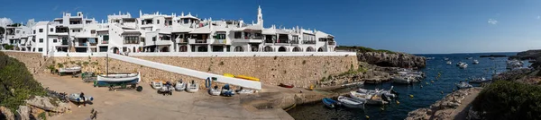 Panorama du village de pêcheurs traditionnel de Binibeca sur la côte de Minorque, Espagne . — Photo
