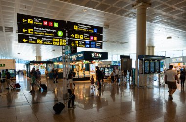 Barselona, İspanya. Ağustos 2019: Barselona Uluslararası Havaalanı Terminal 2'de transit yolcu.