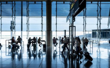 Barselona, İspanya. Ağustos 2019: Barselona Uluslararası Havaalanı Terminal 2'de yolcular ve uçuş ekibi transit.