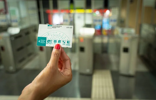 Barcelona, Espanha. Agosto 2019: Mão com cartão de transporte público T10 de Barcelona . — Fotografia de Stock