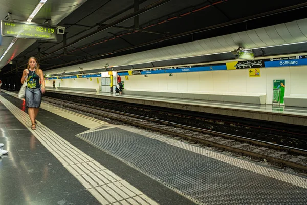 Barcelona, Espanha. Agosto de 2019. Barcelona Collblanc platfrom na estação de metro — Fotografia de Stock