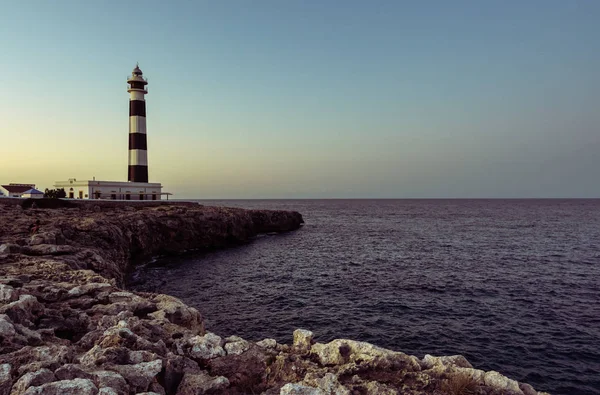 O Farol Cap Artrutx na ilha mediterrânea espanhola de Menorca . — Fotografia de Stock