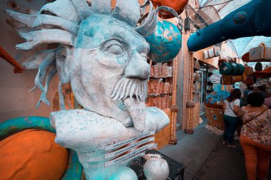 Barselona, İspanya. Ağustos 2019: Albert Einstein Barselona Gracia Street Festivali bir sokakta rekreasyon.