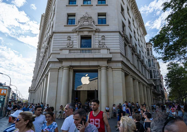 Барселона, Испания. Август 2019: Новый магазин Apple на площади Каталонии, Барселона . — стоковое фото