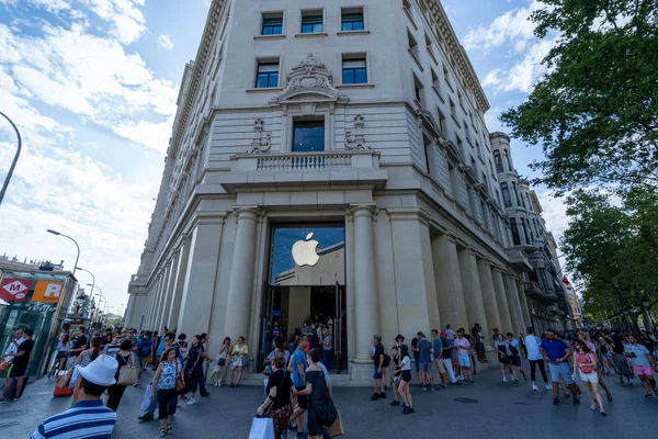 Barcelona, Španělsko. Srpen 2019: znovu otevřeno úložiště Apple v katalánském náměstí, Barcelona. — Stock fotografie