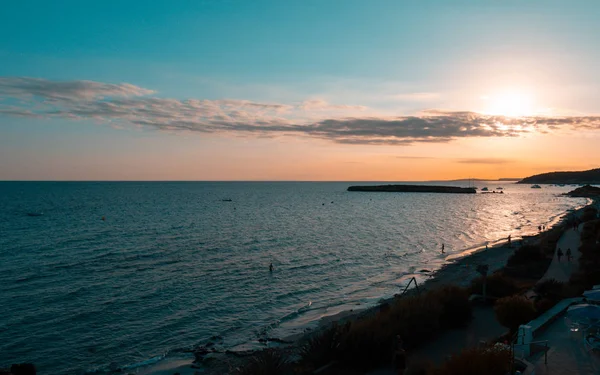 Čas západu slunce na pláži Santo Tomáš na ostrově Menorca. — Stock fotografie