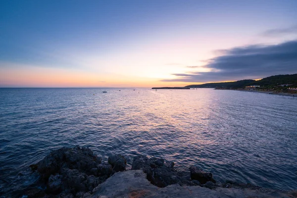 Hora del atardecer en la playa de Santo Tomás en la isla de Menorca . —  Fotos de Stock
