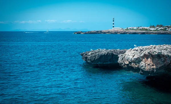 O Farol Cap Artrutx na ilha mediterrânea espanhola de Menorca . — Fotografia de Stock