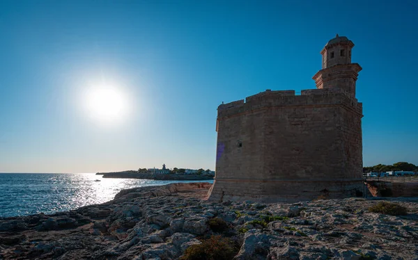 Castelo de Sant Nicolau em Ciutadella de menorca nas falésias com mar de verão azul e céu azul — Fotografia de Stock