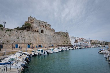 Eski şehir Ciutadella deniz limanı Menorca adası, Balears, İspanya manzaralı.