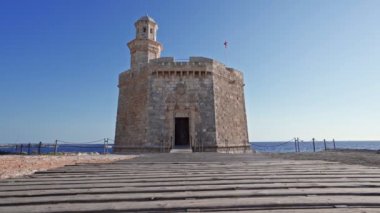 Sant Nicolau Kalesi Ciutadella menorca mavi yaz denizi ve mavi gökyüzü ile kayalıklarda