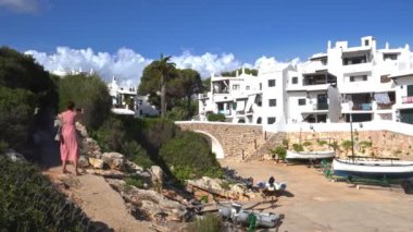 İspanya'nın Menorca sahilindeki binibeca balıkçı köyünde selfie çeken turist kadın.