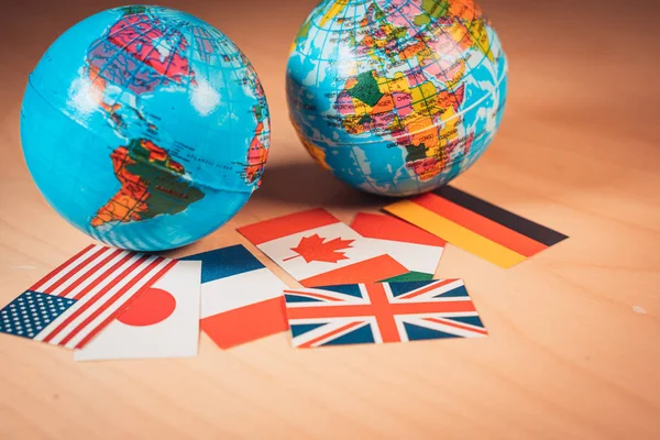 Земля глобус Іграшкові кульки з прапорами великої 7 або країн великої сімки. Економічна політична концепція саміту — стокове фото
