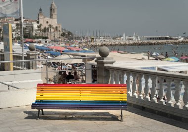 Sitges Beach üzerinde Gökkuşağı bankı, İspanya.