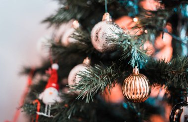 Noel ağacında Noel süsleri. Xmas sezonu