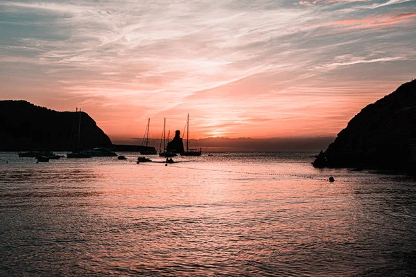 Ibiza isola morbido e tranquillo tramonto nella spiaggia di Benirras — Foto Stock