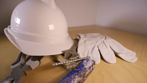 Strumenti e attrezzature per la giornata lavorativa per il lavoro in cantiere . — Video Stock