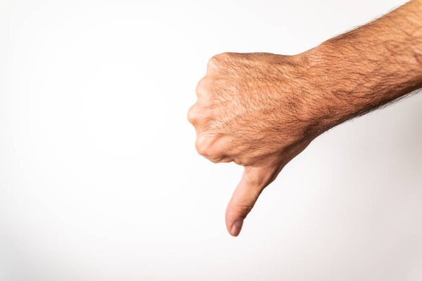 Палец вниз руки знак изолирован на белом
