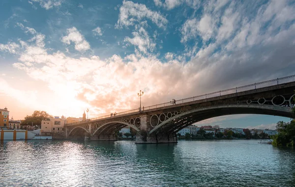 Ponte do rio Triana e Guadalquivir em Sevilha — Fotografia de Stock