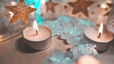 Xmas süslemeleri, geleneksel süs eşyaları ve mum ışığı ile Noel tatili arka plan