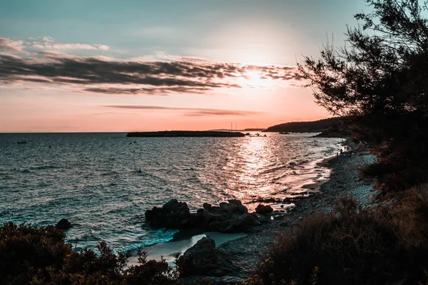 Čas západu slunce na pláži Santo Tomáš na ostrově Menorca. — Stock fotografie