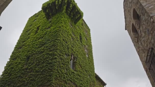 Middeleeuwse toren Torre de Sande in de oude binnenstad van Caceres, Spanje. — Stockvideo