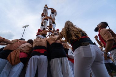 Castells performanstır, bir castell geleneksel olarak festivaller Catalonia içinde yerleşik bir insan kulesi.