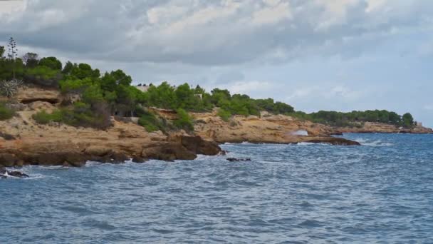 Zee golven breken in Costa Dorada, Spanje. — Stockvideo