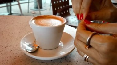 Kadın El metalik kaşıkla kahve latte içine suggar karıştırma