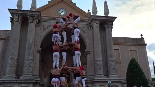Castells performanstır, bir castell geleneksel olarak festivaller Catalonia içinde yerleşik bir insan kulesi. — Stok video