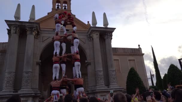 Castells, castell je lidský věž postavená tradičně na festivalech v Katalánsku. — Stock video