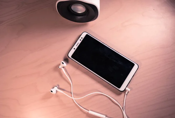 Imagem de vista superior do smartphone, fones de ouvido e alto-falante com tela preta — Fotografia de Stock