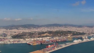 Kargo gemisi ve depoları ile Barselona limanının havadan görünümü