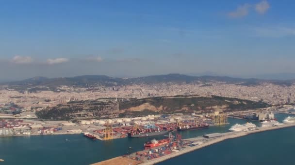 Vista aérea do porto de barcelona com navio de carga e armazéns — Vídeo de Stock