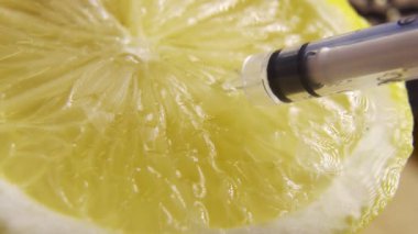 Limondan C vitamini ayrıştıran şırıngalar.