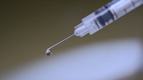 Medische spuit met injectie oplossing drop — Stockvideo