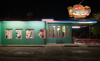Kingman, Arizona 'da. Mayıs 2010: Kingman 'daki Bay Dz Route 66 Lokantası tarihi Route 66 üzerindedir..