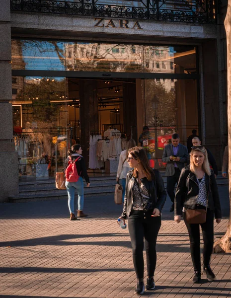 西班牙巴塞罗那。 三月十九日：加泰罗尼亚广场（Plaza Catalunya）市中心Zara商店前的人们认为市中心。 消费主义概念. — 图库照片
