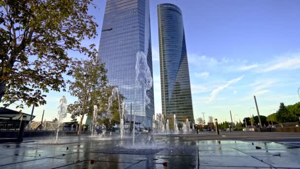 Jatos de água em câmara lenta em frente aos arranha-céus ou Cuatro Torres em Madrid, Espanha — Vídeo de Stock