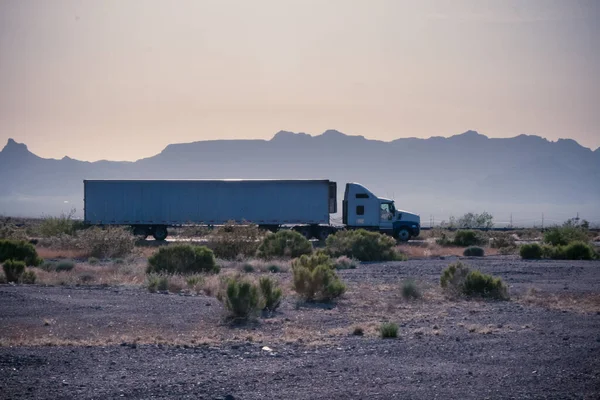 Camion de livraison se déplaçant sur l'Interstate 40 en Californie, USA — Photo