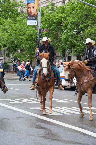 Нью-Йорк, США. Май 2008: Ковбои ездят на лошадях на 5-й авеню возле Центрального парка — стоковое фото