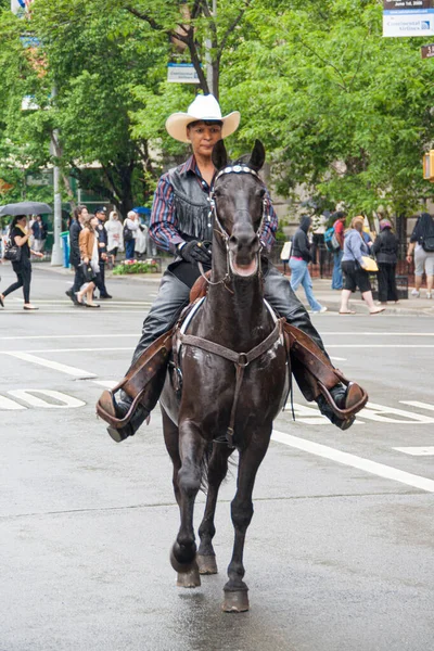 纽约，Usa 。 2008年5月：牛仔在中央公园附近的第五大道骑马 — 图库照片